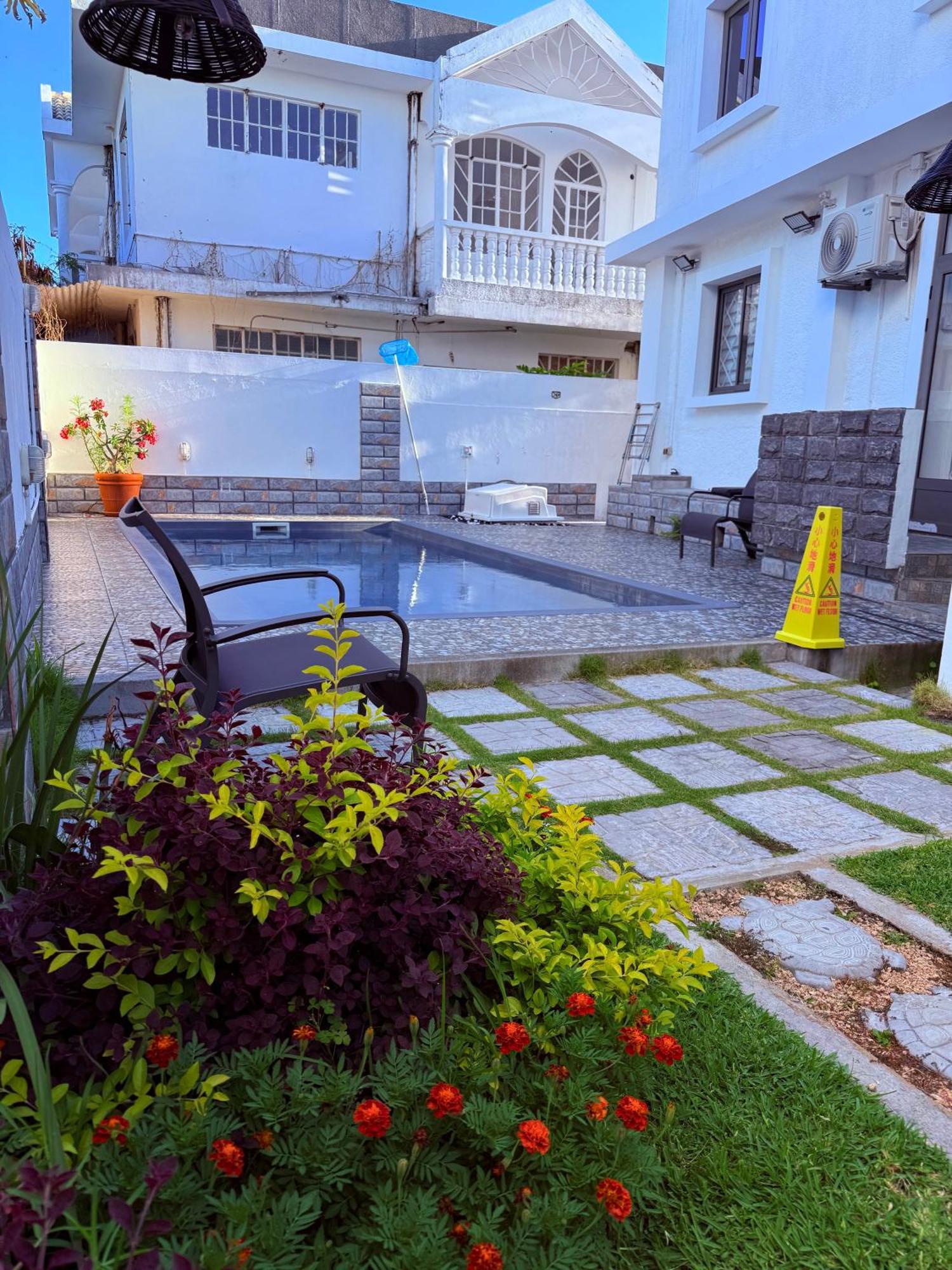 Happy House - Cosy Apartment With Private Pool And Walking Distance To Blue Bay Beach ภายนอก รูปภาพ